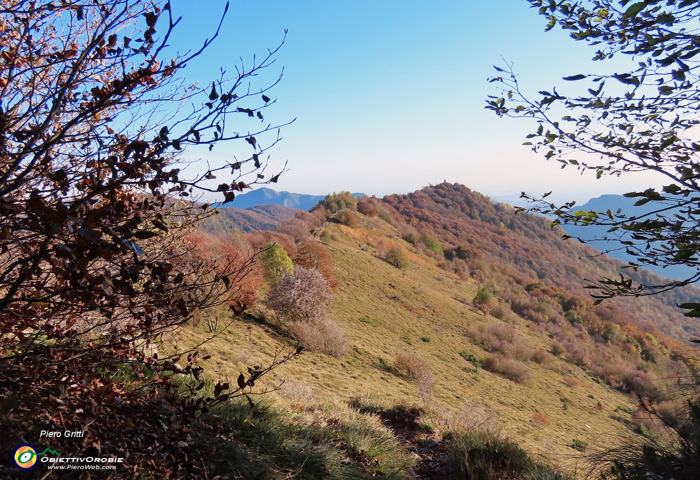 54 In discesa sul sent. 596 verso il Pizzo Cerro.JPG